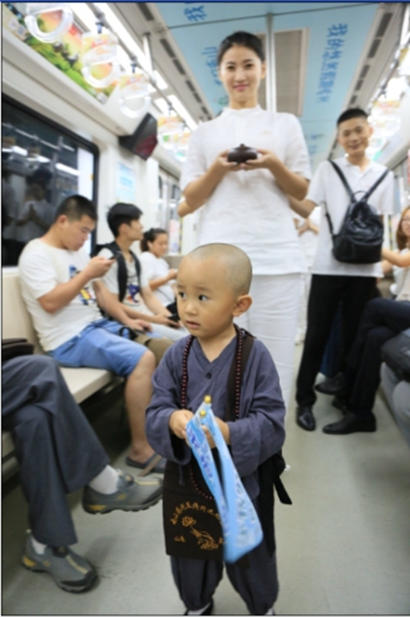「佛教」北京地铁惊现超级呆萌小和尚 整列车厢被萌化