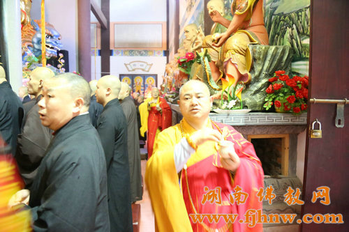 「佛教」湖南省佛教协会2015年传授二部僧戒法会广法寺(男众)举行结界洒净 「佛教」湖南省佛教协会2015年传授二部僧戒法会广法寺(男众)举行结界洒净