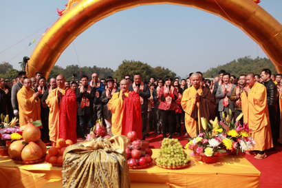 「佛教」六祖故里广东云浮龙潭寺隆重举行本焕长老舍利供奉暨祈福法会