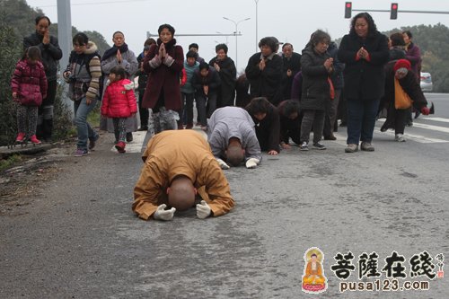 「九华山」苏州迎湖禅寺果照法师三步一叩 朝拜九华山