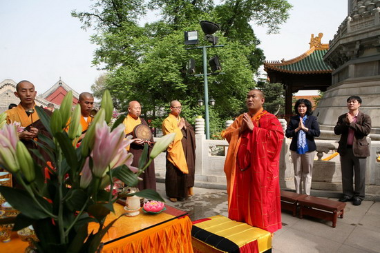 「灵光寺」越南驻中国大使赠送北京灵光寺阿弥陀佛圣像一尊
