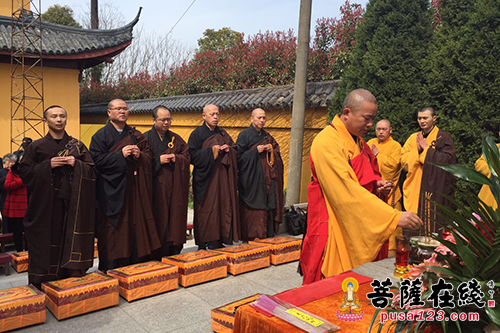 「佛教」上海奉贤洪福寺法师居士为荫远长老扫墓