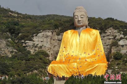 「佛教」中国第一摩崖石刻蒙山大佛披上800斤巨型僧袍