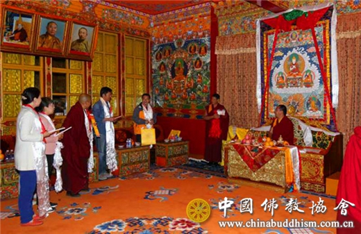 「佛教」中国佛教协会赴日喀则边境寺庙捐赠《十万颂》