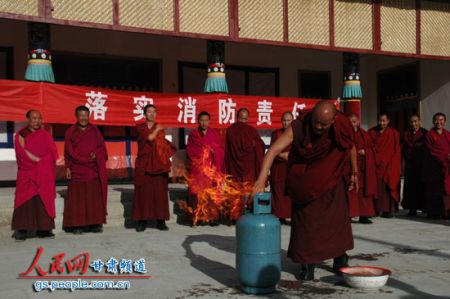 「消防」信仰与安全并重 甘南藏族自治州举行首届僧人消防运动会