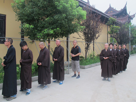 「佛教」江苏弥陀寺短期出家法会部分学员提前到寺院体验生活