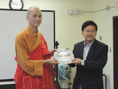 「圣城」佛光普照 宗教文化出版社任继春一行访问美国万佛圣城