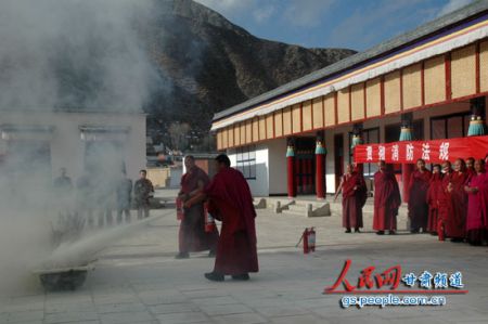 「消防」信仰与安全并重 甘南藏族自治州举行首届僧人消防运动会