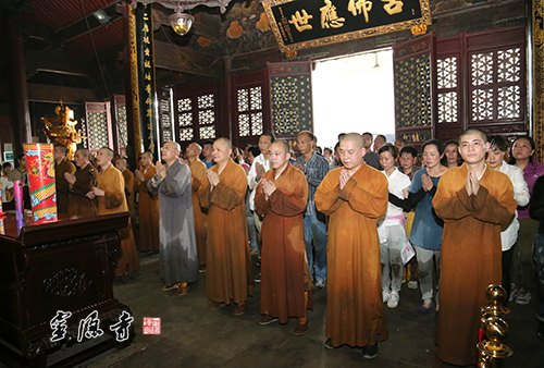 「普陀山」浙江灵隐寺方丈光泉大和尚率众三步一拜朝圣普陀山