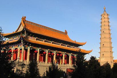 「鸠摩罗什」和尚被迫娶妻吞针以示正法