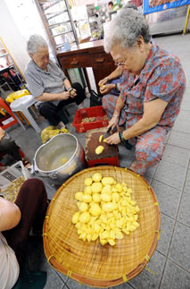 「佛教」新加坡经济危机 佛堂变食堂