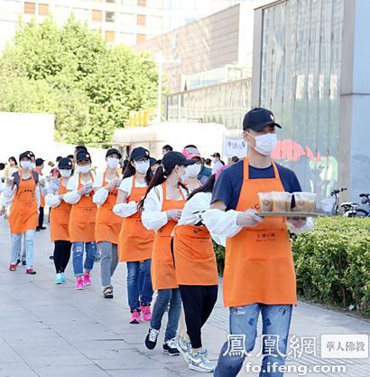「佛教」佛教义工连续8年街头免费奉粥