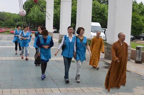「玉佛寺」上海玉佛寺第六届觉群慈善公益周儿童节开展慰问活动