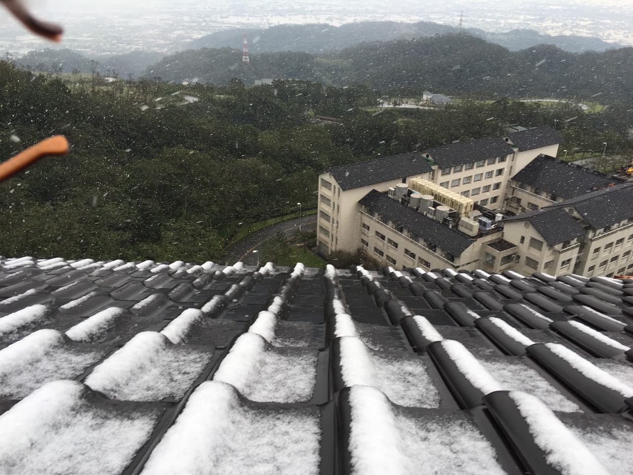 「佛光大学」王级寒流跑去台湾 宜兰佛光大学现百年难遇雪景
