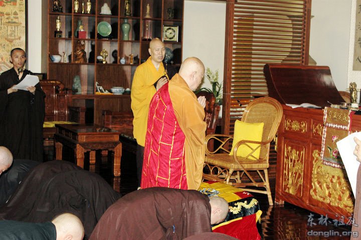 「东林寺」传印长老于佛诞节在东林寺为18位净人举行剃度仪式