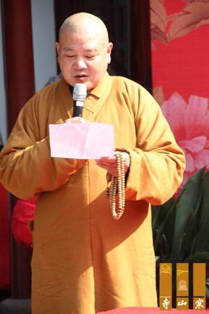「寒山寺」百位老人在苏州寒山寺喜迎羊年共度新春