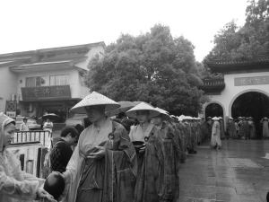 「佛教」杭州300僧人雨中托钵行脚募善款40万捐给芦山