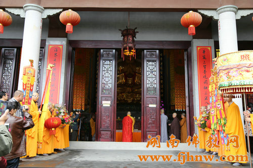 「佛教」湖南省佛教协会2015年传授二部僧戒法会广法寺(男众)举行结界洒净 「佛教」湖南省佛教协会2015年传授二部僧戒法会广法寺(男众)举行结界洒净