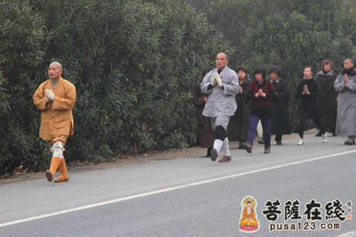 「九华山」苏州迎湖禅寺果照法师三步一叩 朝拜九华山