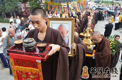 「佛教」河北柏林禅寺僧俗大众恭迎净慧长老遗骨舍利