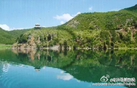 「泸沽湖」台湾女游客在泸沽湖发现一尊天然睡佛