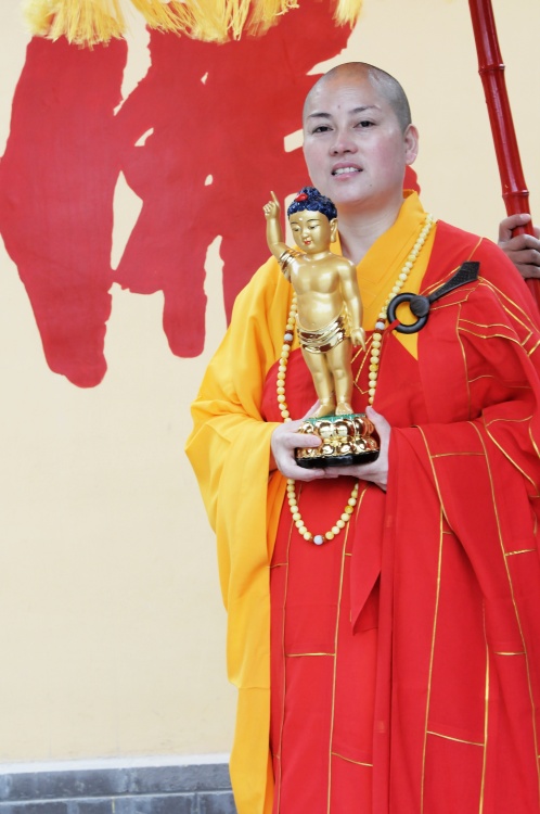 「比丘尼」从富贵、美丽、幸福中毅然舍俗出家的比丘尼明道法师