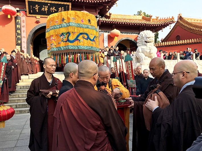 「佛教」柏林禅寺迎请净慧长老舍利灵骨回寺供奉