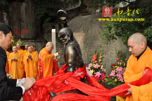 「伏虎罗汉」厦门虎溪岩寺隆重举行伏虎罗汉圣像开光仪式 「伏虎罗汉」厦门虎溪岩寺隆重举行伏虎罗汉圣像开光仪式