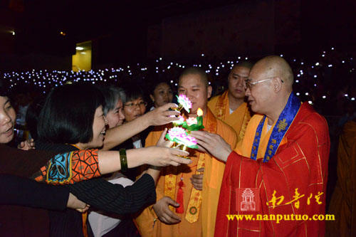 「佛教」庆祝澳门回归十五周年祈福法会圆满闭幕万人传灯祈福 「佛教」庆祝澳门回归十五周年祈福法会圆满闭幕万人传灯祈福