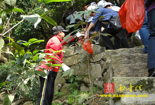 「五老峰」南普陀寺义工走进五老峰捡拾垃圾 身体力行宣传环保 「五老峰」南普陀寺义工走进五老峰捡拾垃圾 身体力行宣传环保