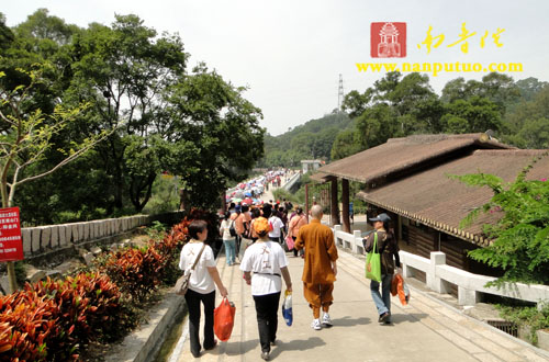 「五老峰」南普陀寺义工走进五老峰捡拾垃圾 身体力行宣传环保 「五老峰」南普陀寺义工走进五老峰捡拾垃圾 身体力行宣传环保