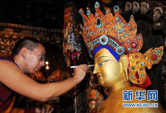 「释迦牟尼佛像」第十一世班禅在拉萨大昭寺朝拜释迦牟尼佛像