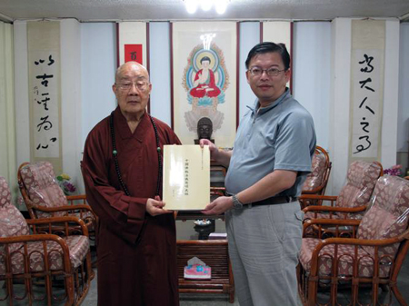 「中国佛教」赖信川教授将研著梵呗史稿交予净良长老 并捐部分稿酬