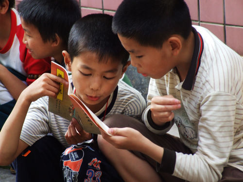 「国学」灾民安置点传来的读书声 「国学」灾民安置点传来的读书声