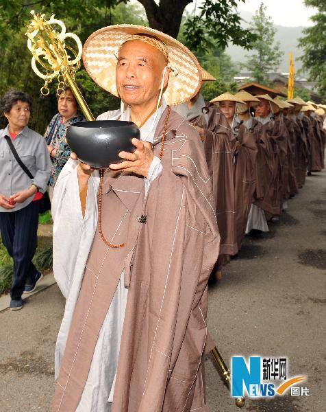 「佛教」2010杭州佛教“东南佛国·福慧行”慈善托钵活动举行