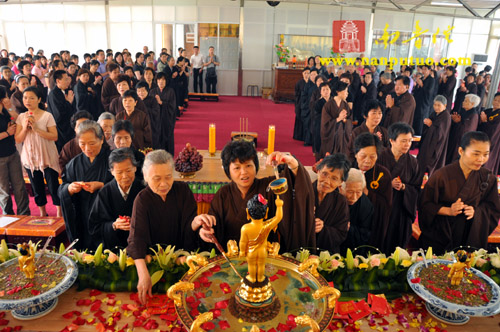 「佛教」浴佛传灯 祈福中华——厦门虎溪岩寺隆重举行浴佛传灯祈福法会 「佛教」浴佛传灯 祈福中华——厦门虎溪岩寺隆重举行浴佛传灯祈福法会