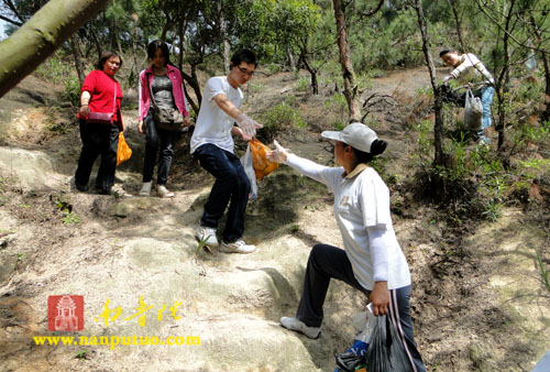 「五老峰」南普陀寺义工走进五老峰捡拾垃圾 身体力行宣传环保 「五老峰」南普陀寺义工走进五老峰捡拾垃圾 身体力行宣传环保
