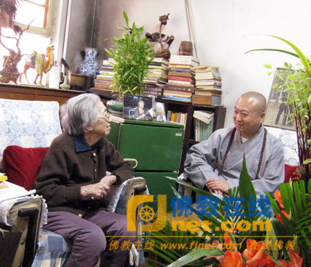 中佛协副秘书长延藏法师看望赵朴老夫人陈邦织女士