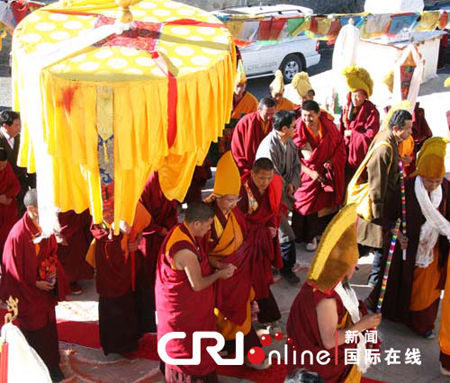 「班禅喇嘛」十一世班禅在西藏日喀则为万余名信众赐福（图）