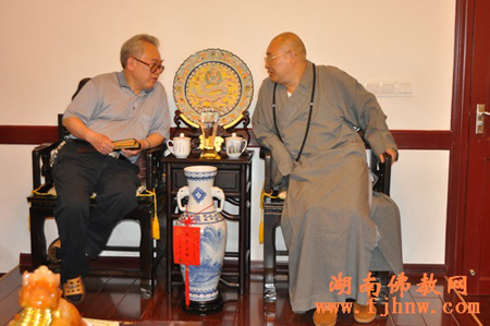 「佛教」湖南省湖湘文化研究会会长文选德到长沙市麓山寺参观