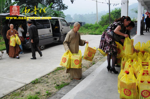 「麻风病」南普陀寺慈善会慰问同安凤南麻风病村