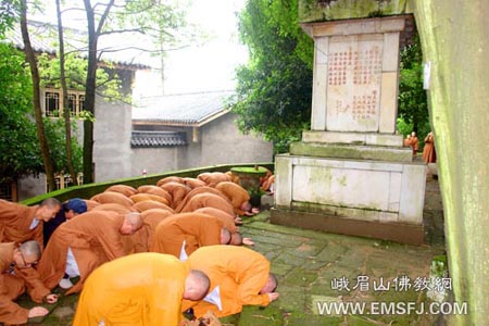 「佛教」四川省峨眉山佛学院师生到重庆市开展参学朝礼活动