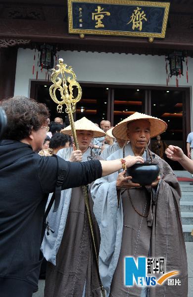 「佛教」2010杭州佛教“东南佛国·福慧行”慈善托钵活动举行