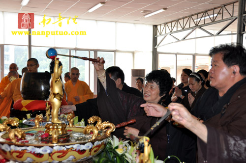「佛教」浴佛传灯 祈福中华——厦门虎溪岩寺隆重举行浴佛传灯祈福法会 「佛教」浴佛传灯 祈福中华——厦门虎溪岩寺隆重举行浴佛传灯祈福法会