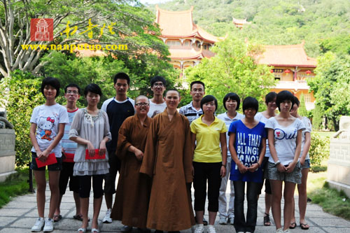 「佛教」厦门南普陀寺慈善会启动2010年资助贫困大学新生活动