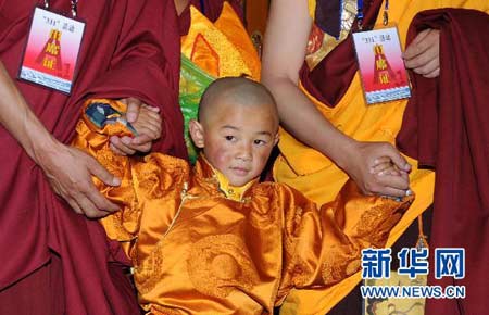「金瓶掣签」第五世德珠活佛转世灵童金瓶掣签仪式举行（组图）