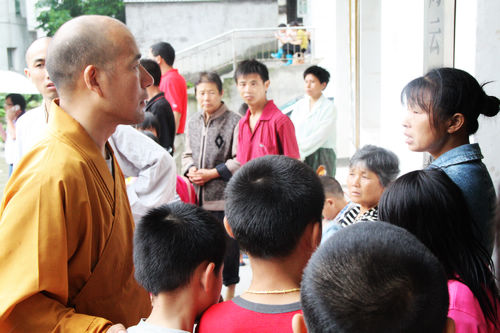 「慈善」东林慈善镜义法师前往一线灾区进行调查 「慈善」东林慈善镜义法师前往一线灾区进行调查