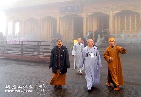 「峨眉山」法鼓山方丈果东法师一行朝礼四川峨眉山金顶华藏寺
