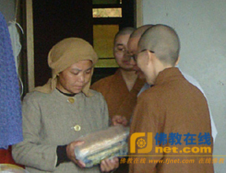 「独居老人」福建佛学院女众部象峰慈善小组端午前夕慰问独居老人