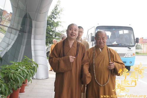 「佛教」台湾圆宗长老一行今天上午返回台湾 则悟大和尚到港送行